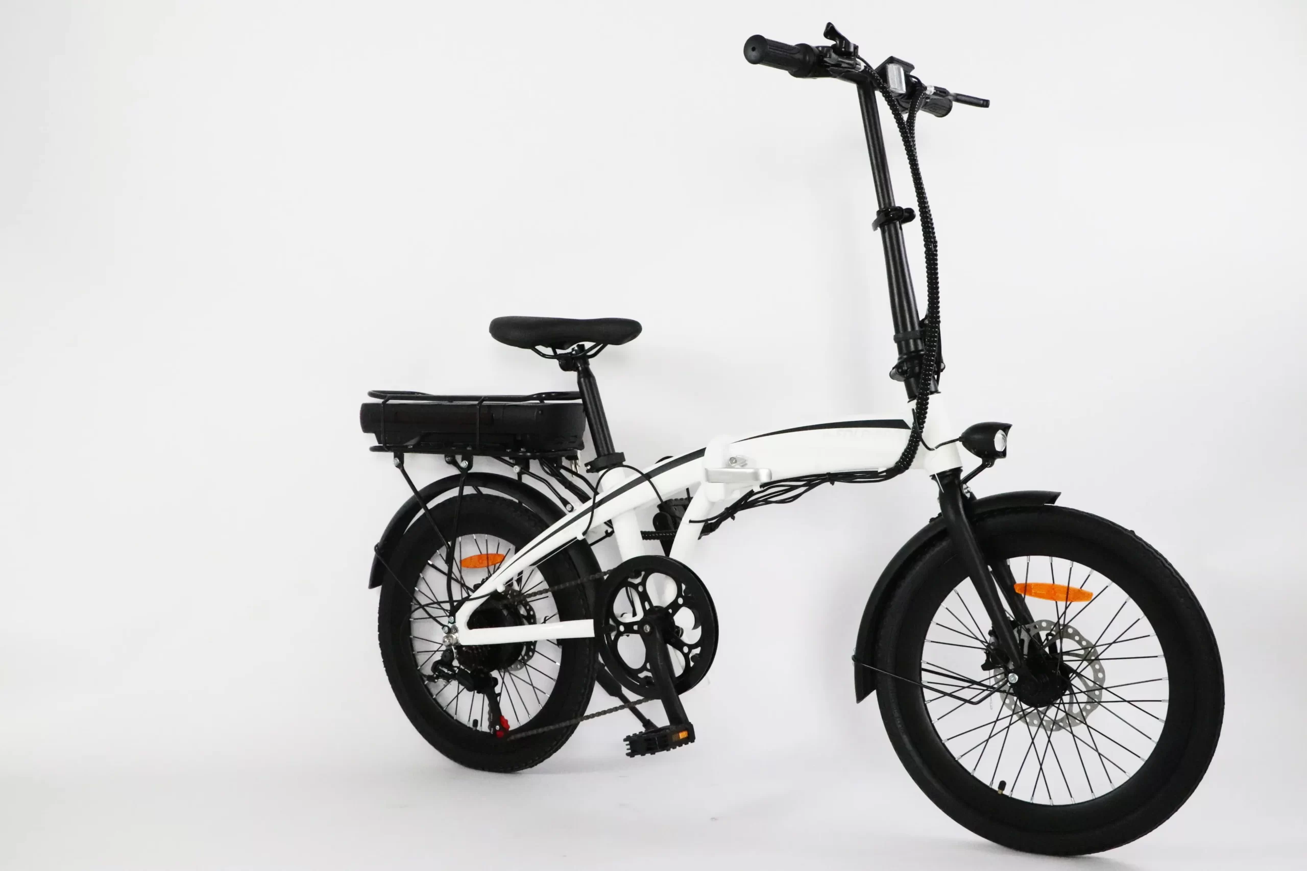 imagen de una bicicleta electrica plegable de color blanco en venta